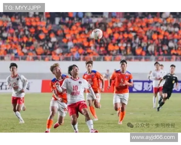 足球巨星意外现身野球场引发路人热议与欢呼声浪